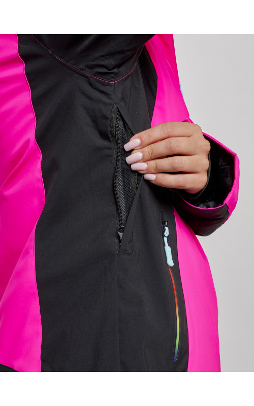 Женский горнолыжный костюм для активных зимних развлечений.