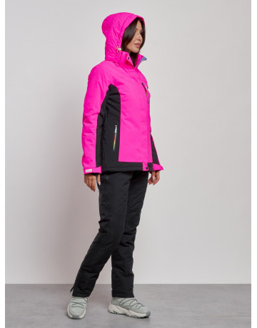 Женский горнолыжный костюм для активных зимних развлечений.