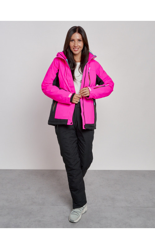 Женский горнолыжный костюм для активных зимних развлечений.