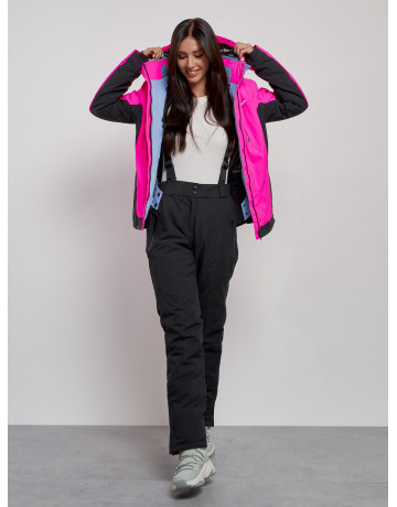 Женский горнолыжный костюм для активных зимних развлечений.