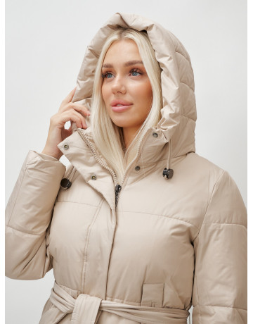 Тёплый женский пуховик с поясом и капюшоном.