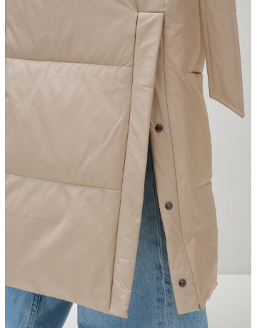 Тёплый женский пуховик с поясом и капюшоном.