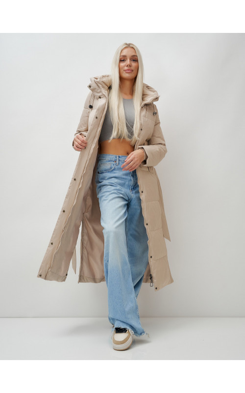 Тёплый женский пуховик с поясом и капюшоном.