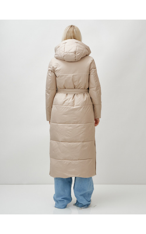 Тёплый женский пуховик с поясом и капюшоном.