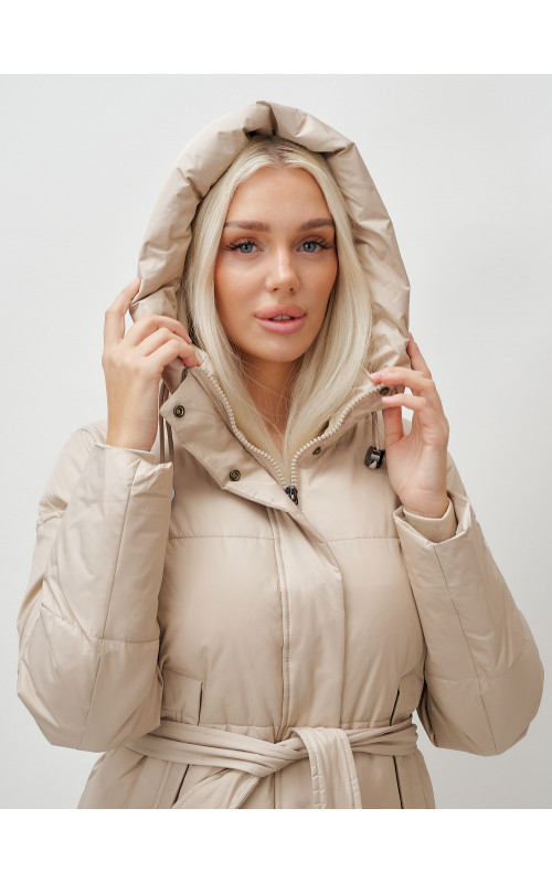 Тёплый женский пуховик с поясом и капюшоном.