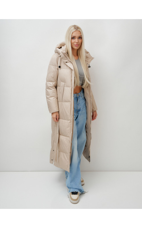 Тёплый женский пуховик с поясом и капюшоном.