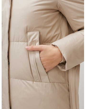 Тёплый женский пуховик с поясом и капюшоном.