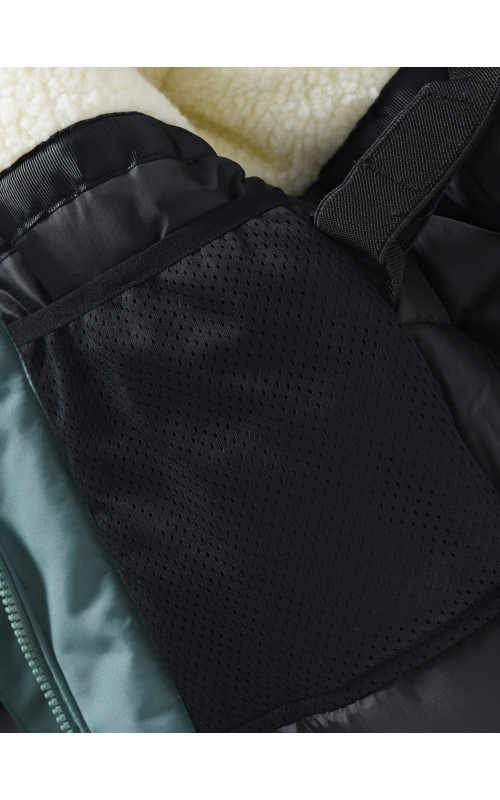 Парка для мальчика зимняя с внутренними лямками.