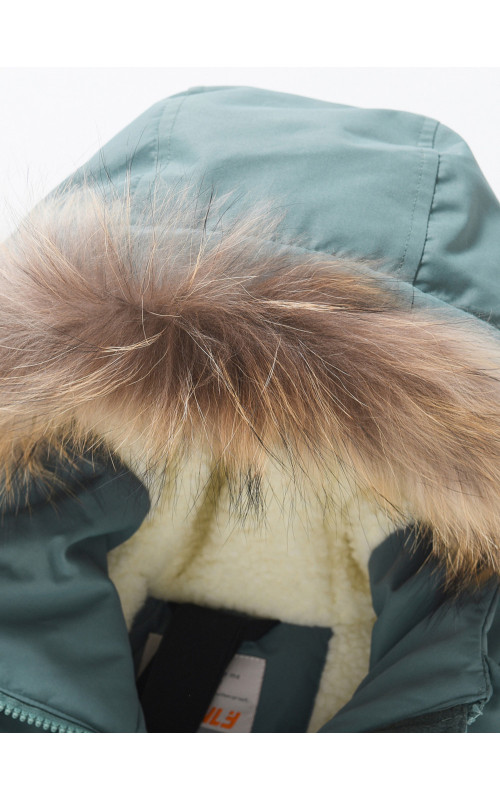 Парка для мальчика зимняя с внутренними лямками.