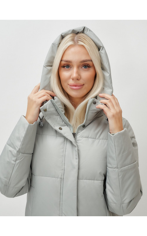 Зимний женский пуховик с капюшоном.