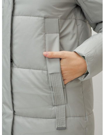 Зимний женский пуховик с капюшоном.