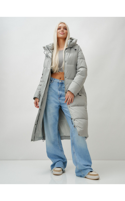 Зимний женский пуховик с капюшоном.