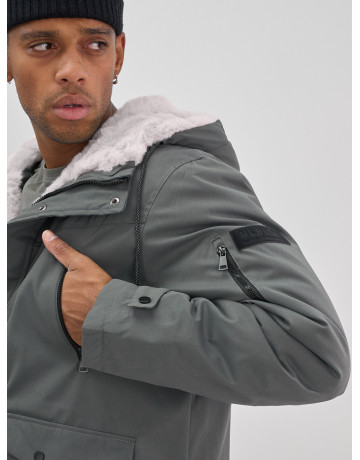 Мужская зимняя удлиненная парка с мехом, серого цвета. в Тюмени