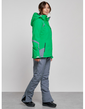 Женский горнолыжный костюм для зимних видов спорта.