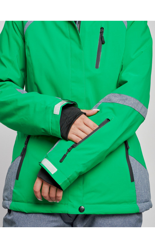 Женский горнолыжный костюм для зимних видов спорта.