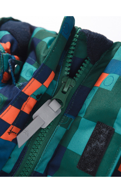 Зимний комбинезон для мальчика: активный отдых и безопасность