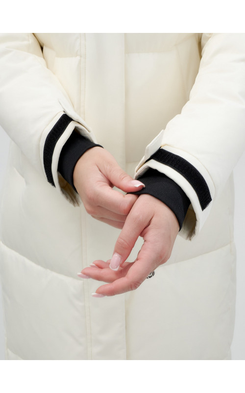 Длинный зимний пуховик с капюшоном для женщин.