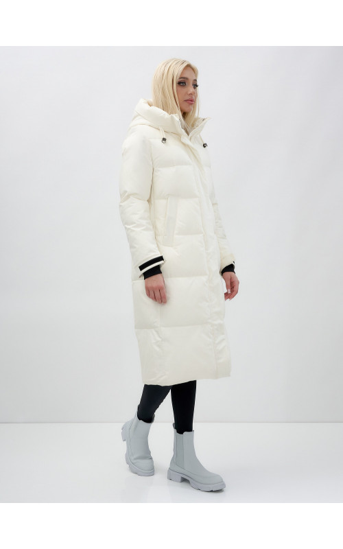 Длинный зимний пуховик с капюшоном для женщин.