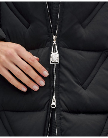 Женская зимняя куртка с капюшоном для холодной погоды.