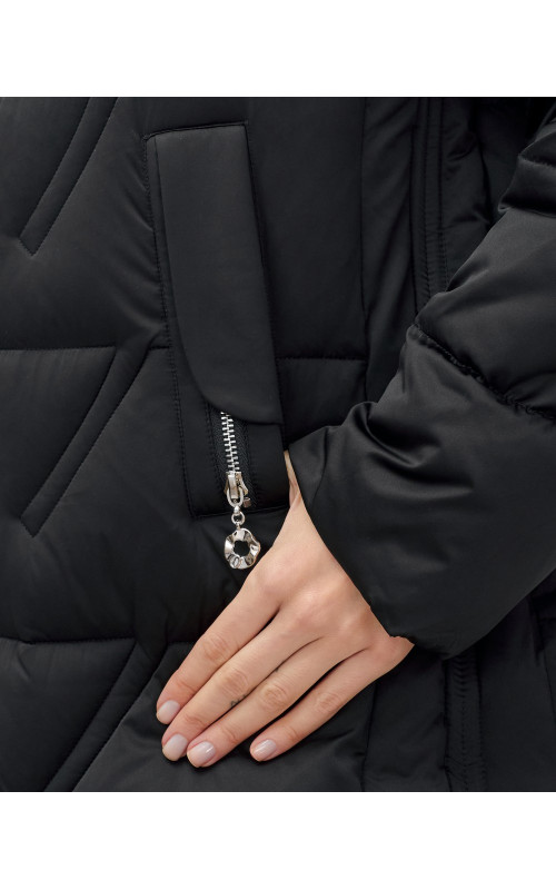 Женская зимняя куртка с капюшоном для холодной погоды.