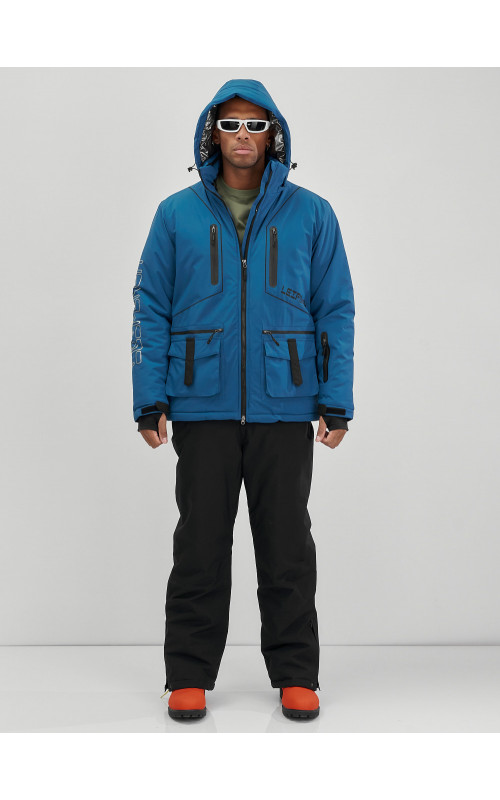 Мужской горнолыжный костюм: куртка и полукомбинезон для зимних активностей.