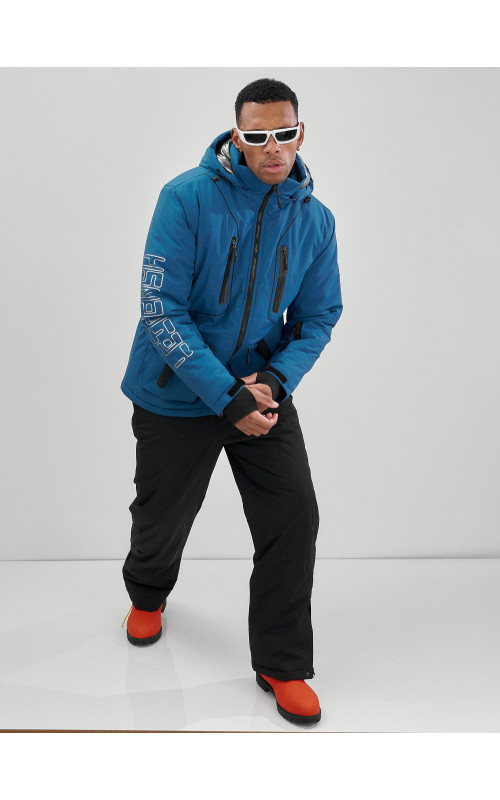 Мужской горнолыжный костюм: куртка и полукомбинезон для зимних активностей.