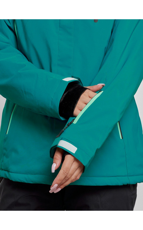 Женский горнолыжный костюм для зимних прогулок и спорта.