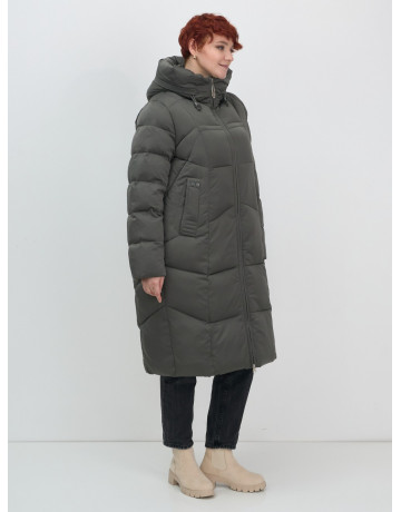Длинный женский пуховик с капюшоном.