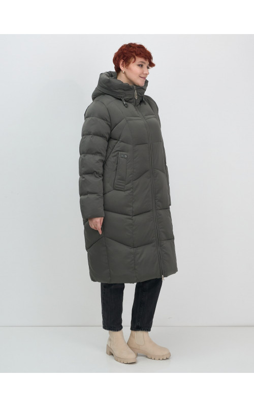 Длинный женский пуховик с капюшоном.
