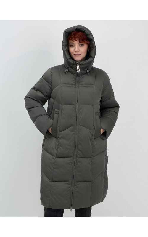 Длинный женский пуховик с капюшоном.