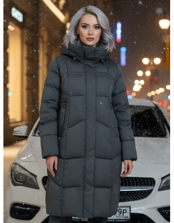 Длинный женский пуховик с капюшоном.