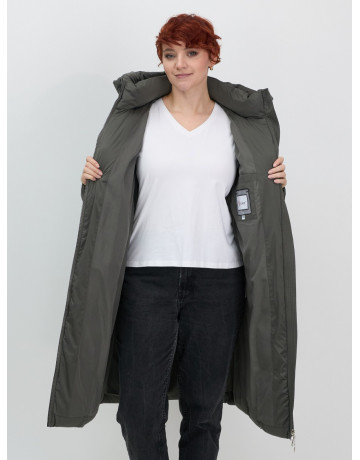 Длинный женский пуховик с капюшоном.