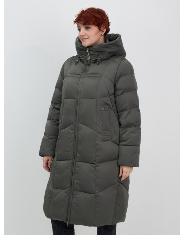 Длинный женский пуховик с капюшоном.