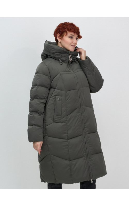 Длинный женский пуховик с капюшоном.