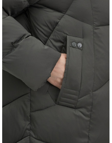 Длинный женский пуховик с капюшоном.