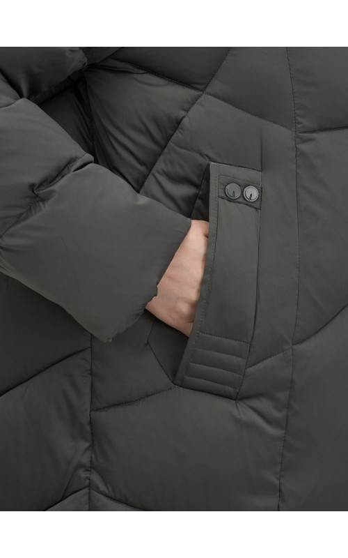 Длинный женский пуховик с капюшоном.