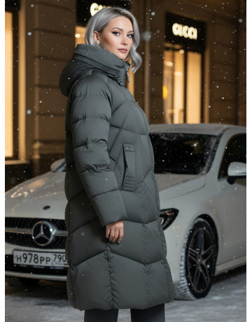 Длинный женский пуховик с капюшоном.