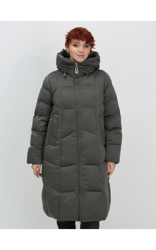 Длинный женский пуховик с капюшоном.