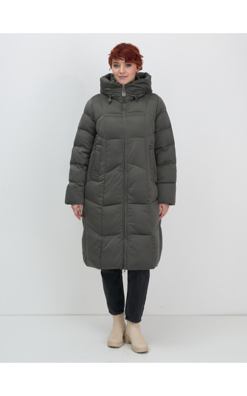 Длинный женский пуховик с капюшоном.
