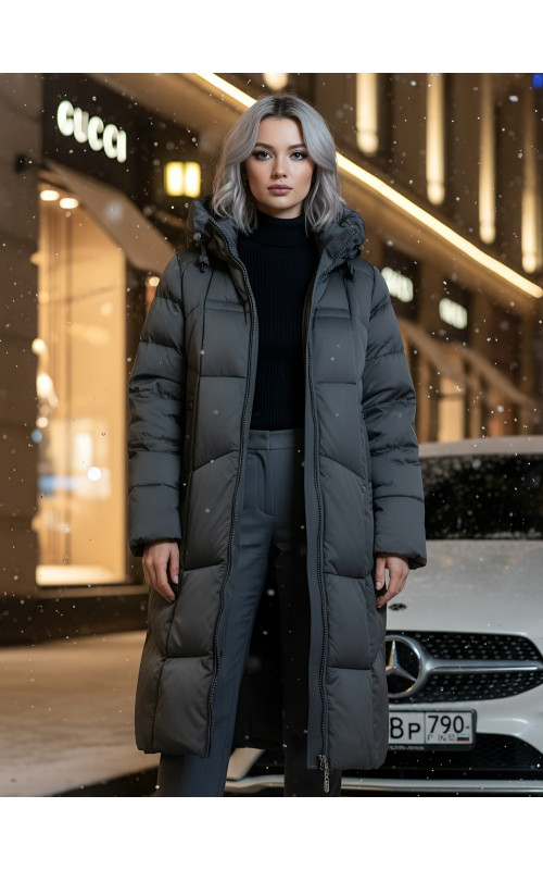 Длинный женский пуховик с капюшоном.