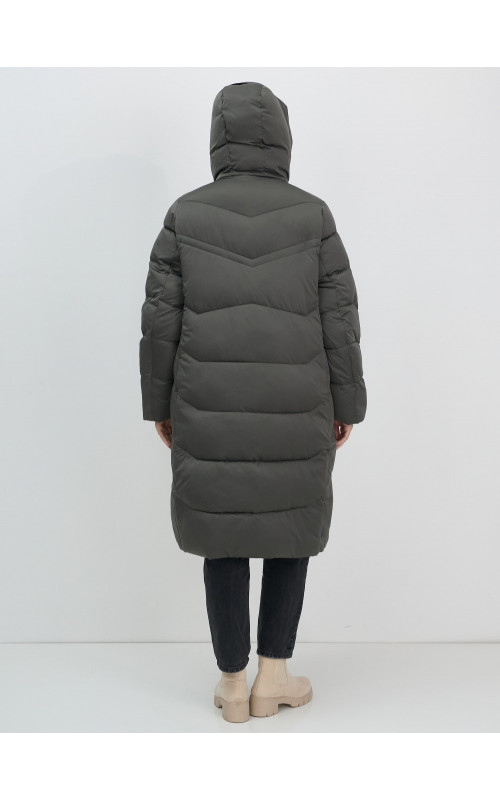 Длинный женский пуховик с капюшоном.
