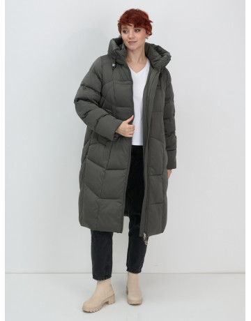 Длинный женский пуховик с капюшоном.