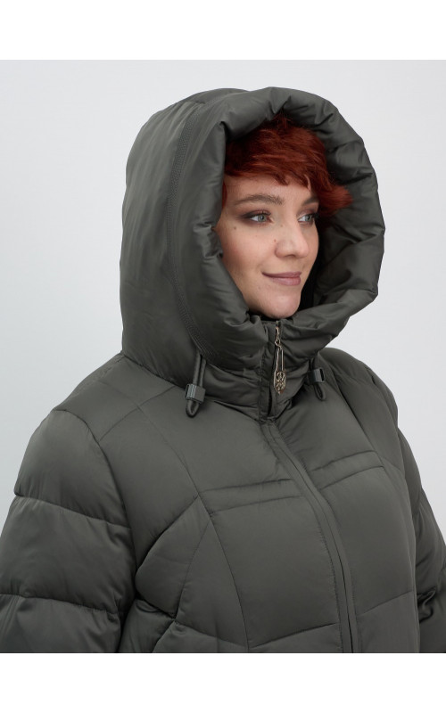 Длинный женский пуховик с капюшоном.