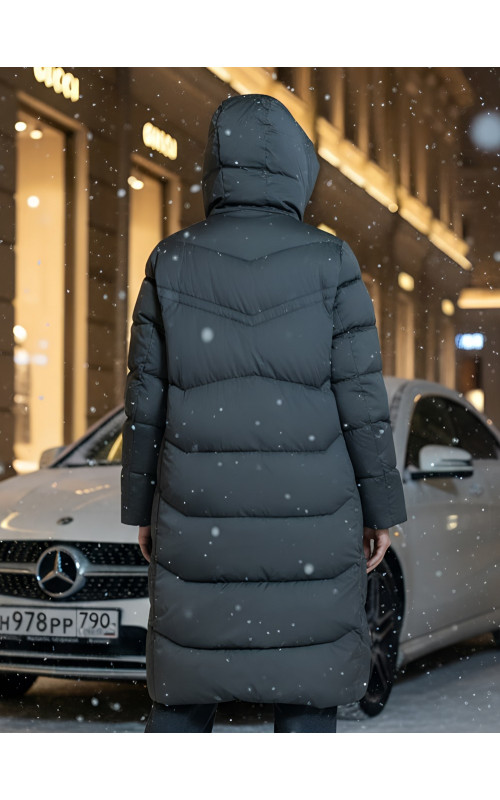 Длинный женский пуховик с капюшоном.