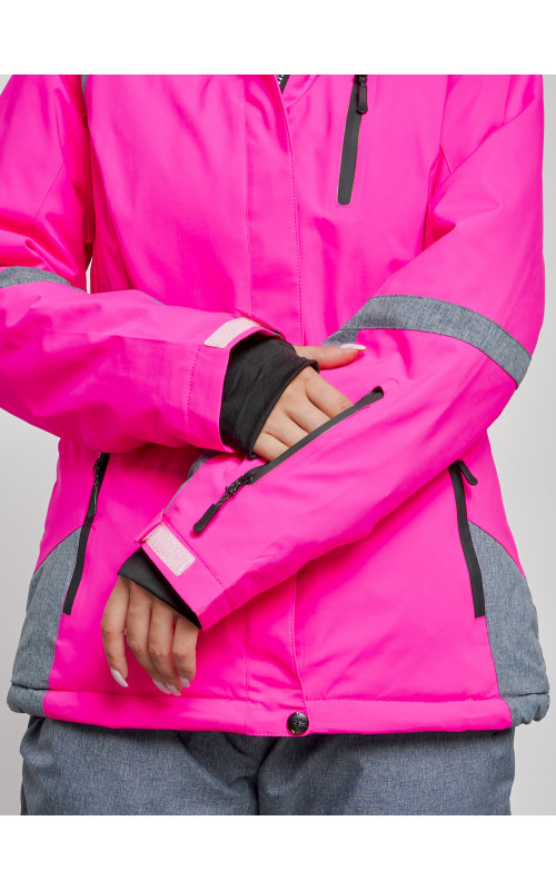 Женский горнолыжный костюм для зимних видов спорта.