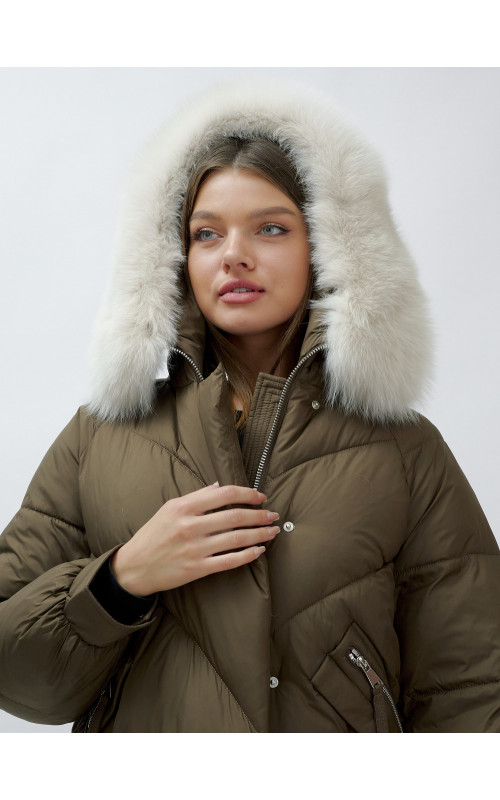 Женский зимний пуховик с меховой отделкой.