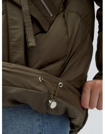 Женский зимний пуховик с меховой отделкой.