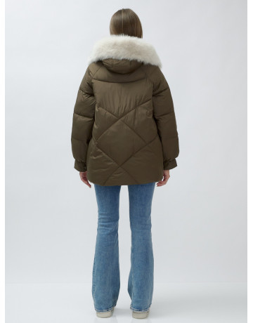 Женский зимний пуховик с меховой отделкой.