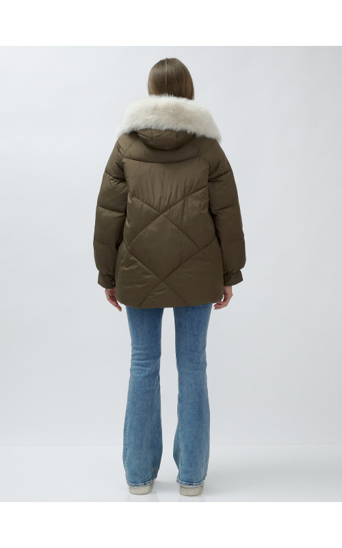 Женский зимний пуховик с меховой отделкой.