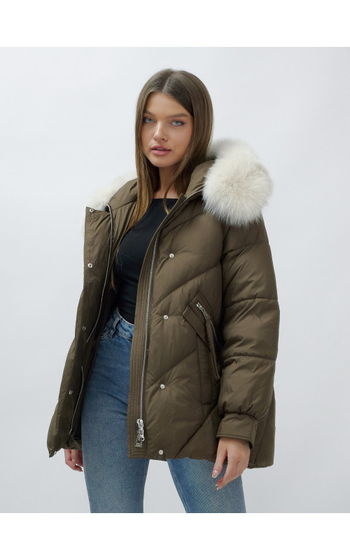 Женский зимний пуховик с меховой отделкой.